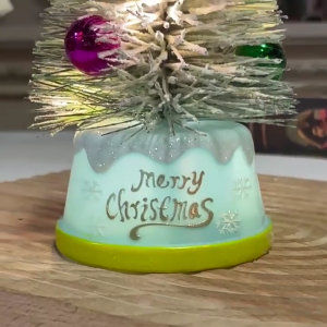 ต้นไม้คริสต์มาสขนาดเล็กต้นคริสต์มาสตั้งโต๊ะประดับหิมะหิมะขนาดเล็กตั้งโต๊ะพร้อมลูกบอลไฟ LED ของตกแต่งโต๊ะสำหรับตกแต่งวันปีใหม่บ้านในฤดูหนาว