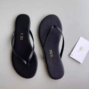 [Free Shipping] 2026 Summer Non-Slip WomenS Large Size Flip-Flops New Flat Sandals For Beach Outdoor Wear In Black And Red