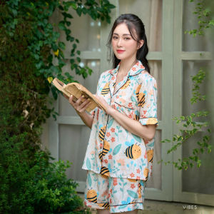 VIBES Pijama ngắn Lụa gấm họa tiết dễ thương Bee Py Set