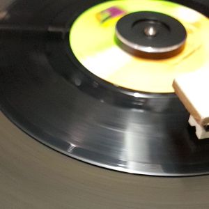 LAURA BRANGAN SELF CONTROL   SILENT PARTNERS  แผ่นเสียง vinyl 7" EP 45 rpm สภาพกำลังฟังได้ดี