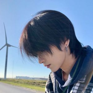 wig   [คุณภาพดี จัดส่งไว]วิกผมหัวปลากระบอกชายญี่ปุ่นหัวหมาป่าหางหล่อนักเรียนผมสั้นปกผมสไตล์ใหม่สมจริงและเป็นธรรมชาติ ผมปลอม