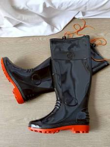 รองเท้าบูทเป็ดดาว 5900 สีดำพื้นส้ม #บูทยาว 18 นิ้้ว ผูกเชือกได้(พร้อมส่ง)