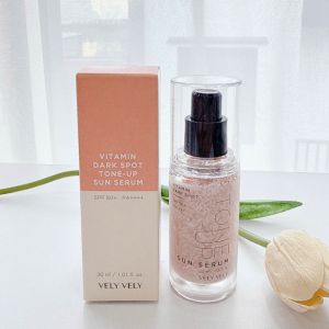 Serum Chống Nắng Vely Vely Vitamin Dark Spot Tone-Up Sun SPF50+ PA+++ 30ml - - Kem chống nắng dạng serum chỉ số SPF50+/PA++++ giúp giảm tác hại tia UV và ánh sáng xanh từ thiết bị điện tử.   - Hỗ trợ kiềm dầu và hỗ trợ kiểm soát lỗ chân lông giữ ẩm cho d