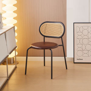 IGDL นอร์ดิกเก้าอี้รับประทานอาหารครีมสไตล์เก้าอี้หวายบ้านที่เดินทางมาพักผ่อนอินเทอร์เน็ตที่มีชื่อเสียงและวินเทจอาร์มแฮร์เก้าอี้หวายที่ทันสมัยเรียบง่ายอุจจาระ