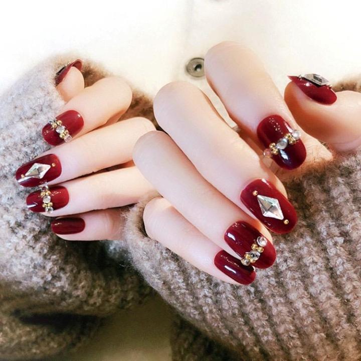 Nail Art Merah Maroon Simple Elegan
