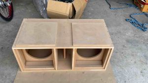 ตู้ลำโพงรถยนต์ตีตามสูใส่ดอกซัพ10นิ้ว