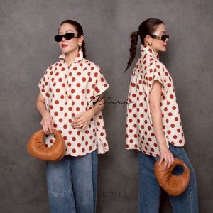 เสื้อเชิ้ตแขนสั้นทรงโอเวอร์ไซส์ พิมพ์ลายจุด ทรงชิคๆ แมทช์เข้ากับกางเกงขายาวเอวสูง เก๋ๆ dot never die. ดีไซน์นี้เหมาะสำหรับผู้ที่ชื่นชอบสไตล์ที่ไม่ซ้ำใครและมีเอกลักษณ์เฉพาะตัว.  ความหลากหลายในการแต่งตัว  เสื้อเชิ้ตนี้สามารถแมทช์กับกางเกงขายาวเอวสูงได้อย่าง