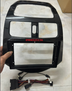 MẶT DƯỠNG GIẮC ZIN cho xe CHEVROLET SPARK 2011-2014.Khung dưỡng lắp màn dvd androi 9inch cho xe SPARK. Mặt dưỡng nâng cấp lên màn hình androi 9inch cho xe oto spark. Mặt dưỡng giắc zin cho các dòng oto Chevrolet HUYNDAIHONDAKIATOYOTA...