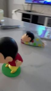 Đồ chơi Shin-chan cậu bé bút chì nằm bò vặn cót dễ thương cho bé