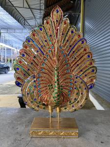 นกยูงต้นกฐิน (มี 3 แบบ) ขนาดใหญ่ นกยูงแกะสลัก นกยูงกฐิน นกยูงมงคล ทำจากไม้จามจุรี ปิดทองเปลว แต่งกระจกสี ทำพุ่มกฐิน