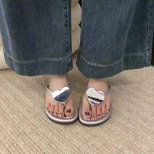 [Free Shipping] New Spring And Summer Flip-Flops With Heart-Shaped Design Simple And Versatile Outdoor Beach Shoes Fashionable Sandals For Girls