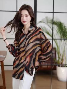 Ammin 2024 mùa xuân và mùa thu đơn giản thời trang ve áo màu sắc không đều smudded sọc in đi lại áo voan phụ nữ của phong cách Hàn Quốc Một hàng khuy tay áo dài áo blouse thanh lịch