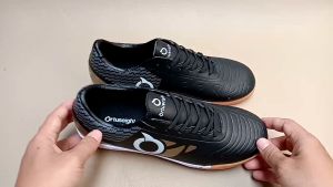 SEPATU FUTSAL ORTUSEIGHT TERBARU AWET DAN MURAH WARNA HITAM PUTIH BIRU MERAH