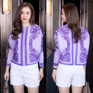 เสื้อผ้าอัดพลีท Premium Pleated fabric มาพร้อมลายสวยคลาสสิค แต่งด้วยกระดุมปั้มผ้าสุดหรู ผ้ายืดหยุ่นได้ทั้งตัว เสื้อคลุมเนื้อแน่นๆใส่กับชุดไหนก็สวยค่ะ