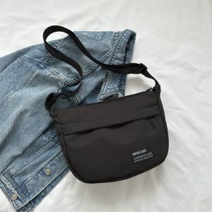 QNQN กระเป๋าสะพายแฟชั่นเรียบง่ายสำหรับสุภาพสตรี กระเป๋าสะพายกลางแจ้ง กระเป๋าสะพายไหล่ กระเป๋าสะพายไหล่ขนาดใหญ่แบบสบาย ๆ กระเป๋าสะพายไหล่สำหรับนักเรียน