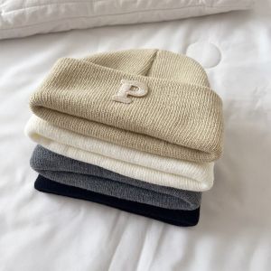 SWEET TIM หมวกกันหนาว ตัวอักษร P หมวกถักสำหรับเด็ก เกาหลีแบบเกาหลี ฤดูหนาวฤดูใบไม้ร่วงฤดูหนาว หมวกบีนนี่เด็ก น่ารักน่ารักๆ กิจกรรมกลางแจ้งกลางแจ้ง หมวกอบอุ่นทารก เด็กชายเด็กหญิง