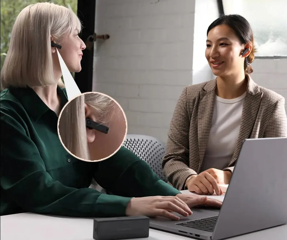 Các đối tác nước ngoài đang đeo tai nghe Timekettle X1 và thảo luận hợp đồng một cách vui vẻ