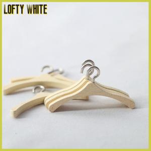Lofty White ของเล่นจำลองของตกแต่งห้องนอนที่แขวนเสื้อโค้ทตุ๊กตา1:12