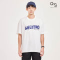 Gentle Styles เสื้อยืดคอกลม พิมพ์ลายกราฟฟิค Weekend ทรง Oversized ผลิตจากผ้าฝ้าย เนื้อผ้าคงรูปกำลังดี ให้ผิวสัมผัสเนียนนุ่ม (Summer 2024 – Extended). 