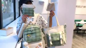 Mn♢[Qiflying.vn] Bộ Combo Bộ 5 Ba Lô Kẻ Sọc Thông Thường Thẩm Mỹ Mặt Dây Chuyền Huy Hiệu Túi Vải Đi Học3/25