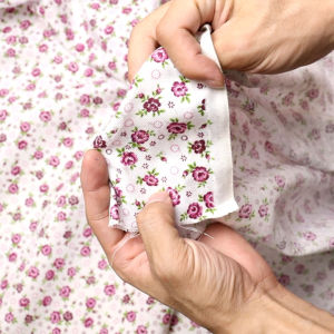 ผ้าคอตต้อนทีซี ด๊อบบี้ ลายดอกกุหลาบตูมเล็ก พื้นขาว หน้ากว้าง 44 นิ้ว ผ้าเมตร ผ้าหลา ราคา ฿ 125