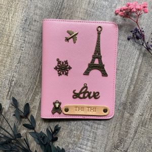 Bao da hộ chiếu Hồng Retro - Pink Color chất PU cao cấp ngăn phụ chứa thẻ giấy tờ. Gắn tên dán charm theo yêu cầu.