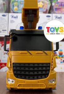 รถเครนบังคับ มีไฟหน้า เครนสามารถยกขึ้นได้