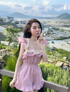 จั๊มขาสั้นผ้าลายสก็อต ดีเทลแต่งลูกไม้ช่วงระบาย มีซิปหลังนะคะ สวมง่ายช่วงเองมีสม็อคดึงให้เข้าทรง แขนระบายใส่น่ารักๆ