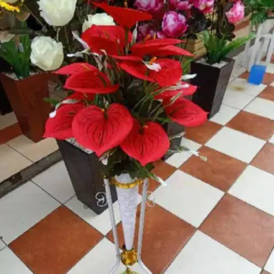 Rangkaian bunga anthurium / bunga Lilly pot dengan standing besi pajangan bunga sudut ruangan