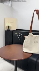 Wrinkle Resistant Curved Bag Large Capacity Slouchy Hobo Shape Adjustable Side Strap Lightweight Casual Travel Shopping Handbag