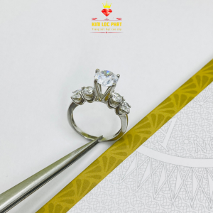 Nhẫn Moissanite Mỹ D/FL màu trắng 100giác kiểm định GRA và có mã số cạnh riêng cho từng viên Nhẫn bạc nữ xi bạch kim 5 hột Nhẫn đính full kim cương nhân tạo đá moissanite đẹp - KIM LỘC PHÁT N5H4L-7L5