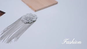 Stylish Bead Studded Shoulder Epaulette Metal Chain Tassels Brooch Pin Epaulets Shoulder for Outfit and Jackets