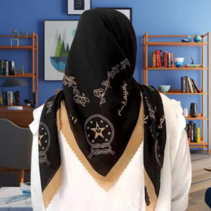 Hijab Segi Empat Motif Abstrak Elegan Warna Abu-Abu