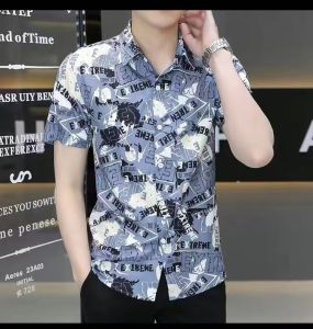 TOP clothingเสื้อเชิ้ตแขนสั้นผู้ชาย เสื้อเชิ้ตผู้ชาย สไตล์เกาหลี แนวสตรีท ลายอักษร เสื้อเชิ้ตลำลองชาย