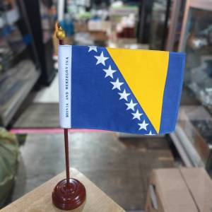 ธง บอสเนีย BOSNIA AND HERZEGOVINA ธงตั้งโต๊ะ ขนาด 14×20cm เส้นผ่านศูนย์กลาง 7.5cm สูง 35cm ไรท์สาระกับครูแว่น Tec40store