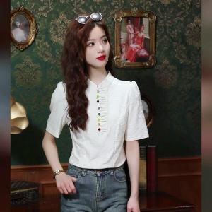 AMMIN 2024เสื้อแขนสั้นมีปกตั้งหัวเข็มขัดสไตล์วินเทจของผู้หญิงเสื้อยืดผ้าฝ้ายแท้เสื้อเบลาส์กระดุมแถวเดียวสีทึบเรียบง่ายฤดูร้อนของจีน