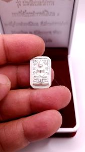 K208 หลวงพ่อโสธร วัดโสธร เนื้อเงิน ตอกโค้ด รุ่นประวัติศาสตร์ ตำรวจ ปี 62 ขนาด 1.5x2 ซม. กล่องกำมะหยี่