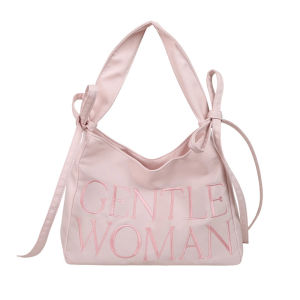 MOUSSON  กระเป๋าสะพายไหล่ปักลายตัวอักษร Gentlewoman