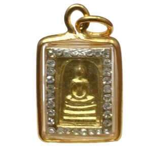 L002 สมเด็จ พระสมเด็จ สมเด็จวัดระฆัง เนื้อ โลหะ สีทอง สมเด็จพุฒจารโต ขนาด 1.5X2.5 ซม. หลวงพ่อโต เลี่ยม กรอบพระ ทองไมครอน ล้อมเพชร