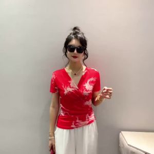 Ammin เสื้อผู้หญิงแฟชั่นแขนสั้นกราฟฟิตีคอวีระบายระบายฉบับภาษาเกาหลีใหม่สำหรับฤดูร้อนไซส์พิเศษลำลองเสื้อยืดพิมพ์ลายหรูหรา