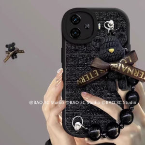 ในสต็อก เคส Case VIVO IQOO Z9 Z9X Z7 Z7X 12 11 X100 X90 X80 T1 Pro 5G แบบเรียบง่ายแฟชั่นรุ่นใหม่ เคสโทรศัพท์ ถักกลิ่นหอมเล็กๆน้อยๆอินเทรนด์สร้อยข้อมือตุ๊กตาหมี3D 2024