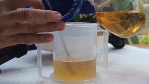 ชามตักสำหรับผู้สูงอายุ ชามตักสูง-ต่ำพร้อมฐานดูด ภาชนะที่ปรับเปลี่ยนได้ อาหารสำหรับผู้ใหญ่ที่มีความต้องการพิเศษจากโรคพาร์กินสัน โรคสมองเสื่อม โรคหลอดเลือดสมอง หรืออาการสั่น