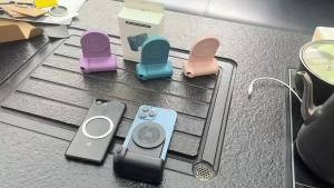 ใหม่ที่วางศัพท์แม่เหล็กพร้อม Magsaf Wireless Charger Bluetooth Remote Shutter Selfie Phone Grip สำหรับ Android  Smartphone