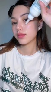 Dr.Melaxin TX Peeling Toner Sáng Da Trắng Da - Sản phẩm được sử dụng trong quy trình chăm sóc da sau bước làm sạch thiết kế chai tiện lợi cho việc sử dụng hằng ngày.