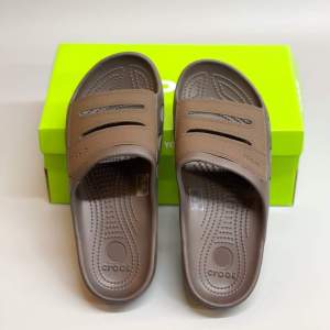 Dép quai ngang crocs chuẩn xịn chống hôi chân nhựa tế bào êm mềm đúc liền khối siêu bền đi mưa lội nước đi biển Crocs Yukon mesa cho nam màu nâu