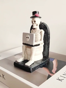Resins Skeleton Sitting On Toilet with Laptop Statue Halloween Home Office Desktop Decors Gift For Horror Fan Ornament
