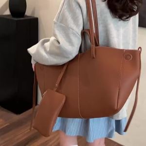 กระเป๋าถือแบบมือถือสไตล์ฝรั่งเศสสำหรับผู้หญิง 2024 กระเป๋าสะพายข้างทรงถังขนาดใหญ่สไตล์เรใหม่