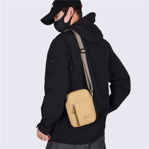 QNQN ผู้ชายแบบพกพากระเป๋าสี่เหลี่ยมขนาดเล็กสีทึบเรียบง่ายชั้นเดียวกระเป๋าสะพายไหล่กระเป๋าสะพายแฟชั่นสบาย ๆ ใต้วงแขนเดินทางกระเป๋าสะพาย