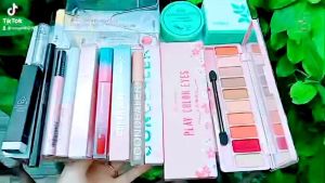 Bộ trang điểm 8 đến 9 món/ phấn phủ/ phấn mắt/ Maccara/ son/ makeup
