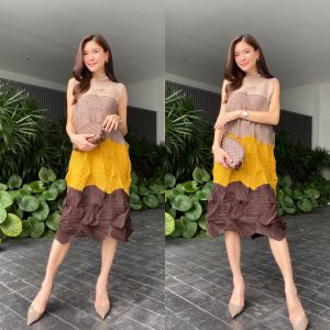 เดรสอัดพลีท ตัวยาวงานสวย Premium 👍🏻  แพตเทิร์นเรียบหรู ทรงแขนกุดสวยงาม ไฮโซวววว ✨✨ เนื้อผ้าอัดพลีทให้ดูแปลกตา  ผ้าเนื้อนุ่ม ใส่สบาย งานสวยมว้ากกกกก 😉 แอบเพิ่มดีเทลเกร๋ๆ ด้วยการตัดต่อ4 สี ไล่เฉดอย่างลงตัว   ชุดเดียวเอาอยู่ สวยจิง ถูกใจแน่นอน💖  ** งานคั